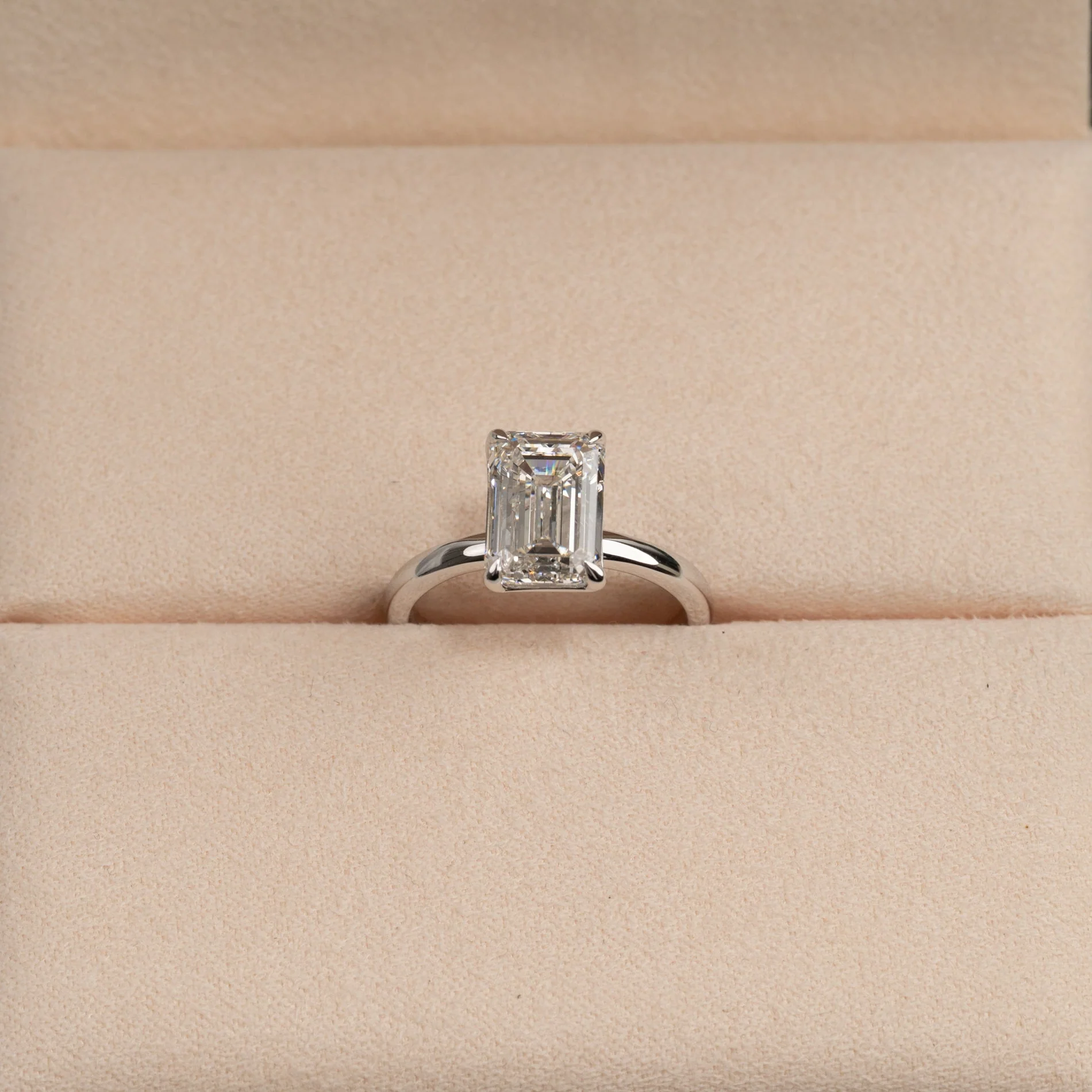 SOLITAIRE EMERALD-CUT LAB-DIAMOND RING - 3.0ct - WG - Image 3