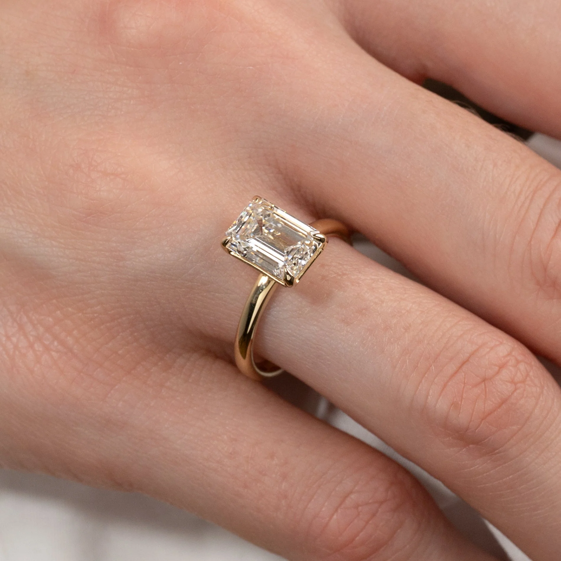 SOLITAIRE EMERALD-CUT LAB-DIAMOND RING - 3.0ct - YG - Image 2