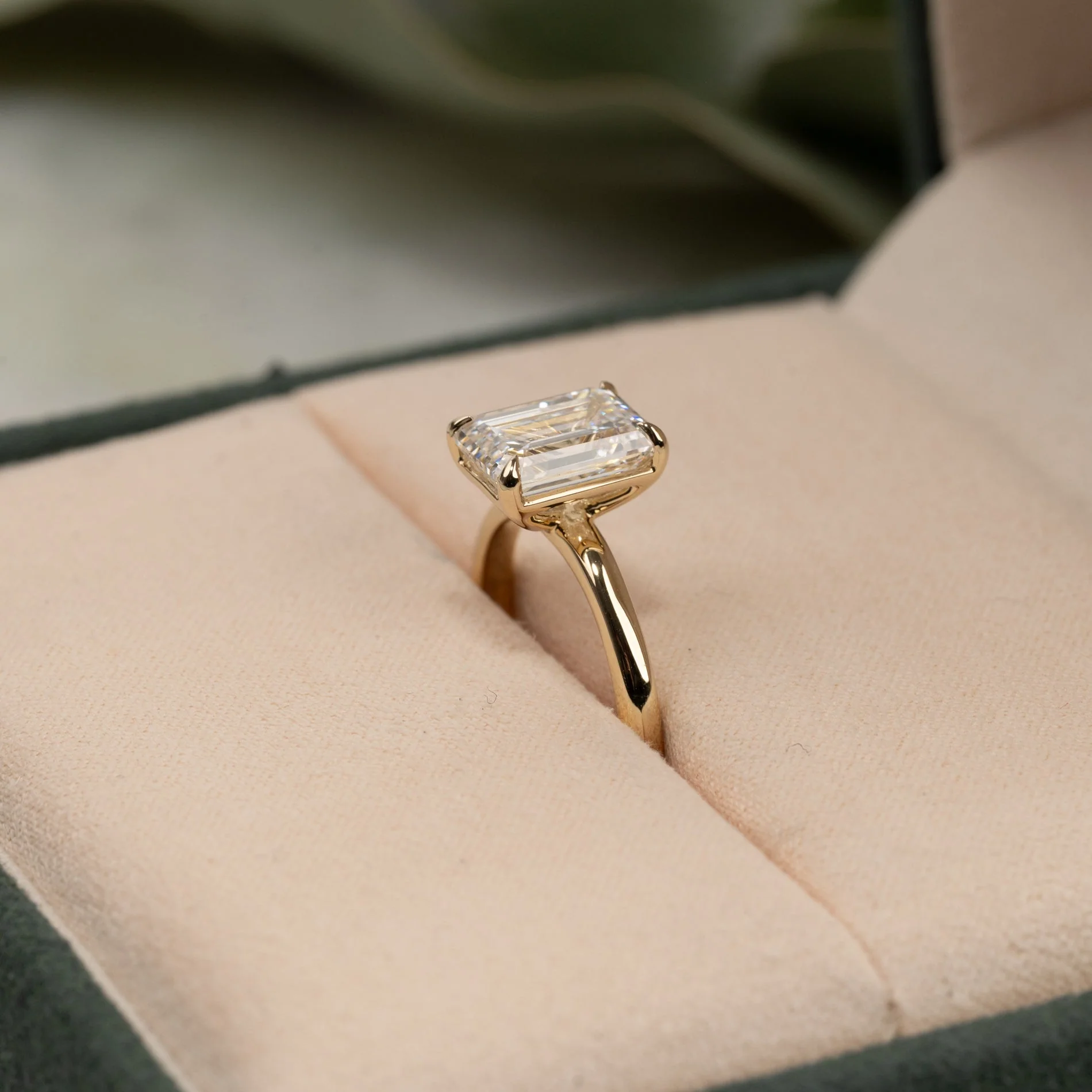 SOLITAIRE EMERALD-CUT LAB-DIAMOND RING - 3.0ct - YG - Image 3