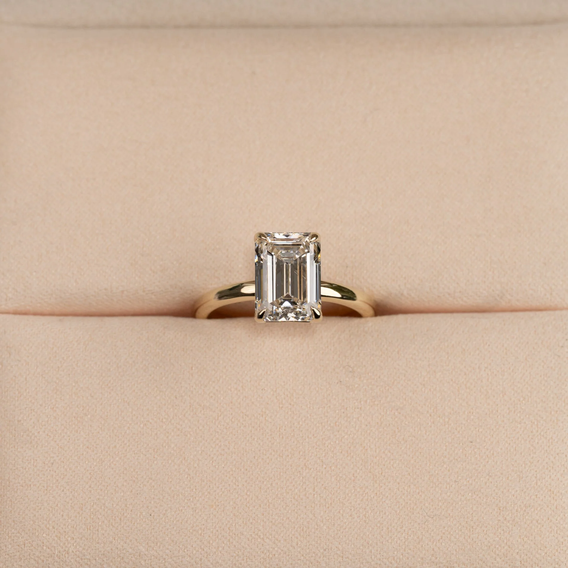 SOLITAIRE EMERALD-CUT LAB-DIAMOND RING - 3.0ct - YG - Image 4
