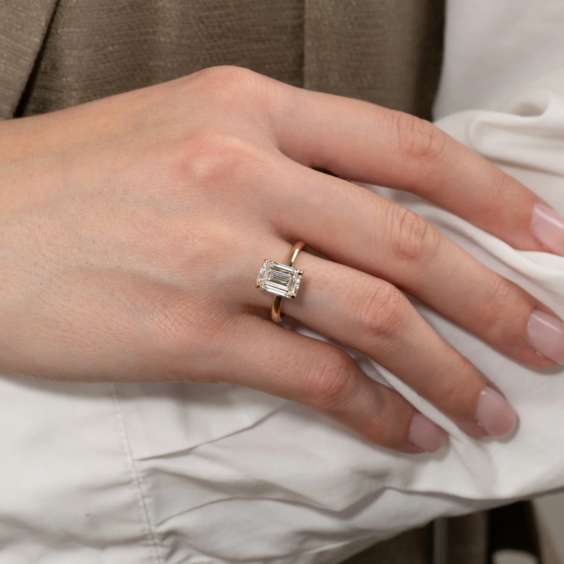 SOLITAIRE EMERALD-CUT LAB-DIAMOND RING - 3.0ct - YG - Image 5