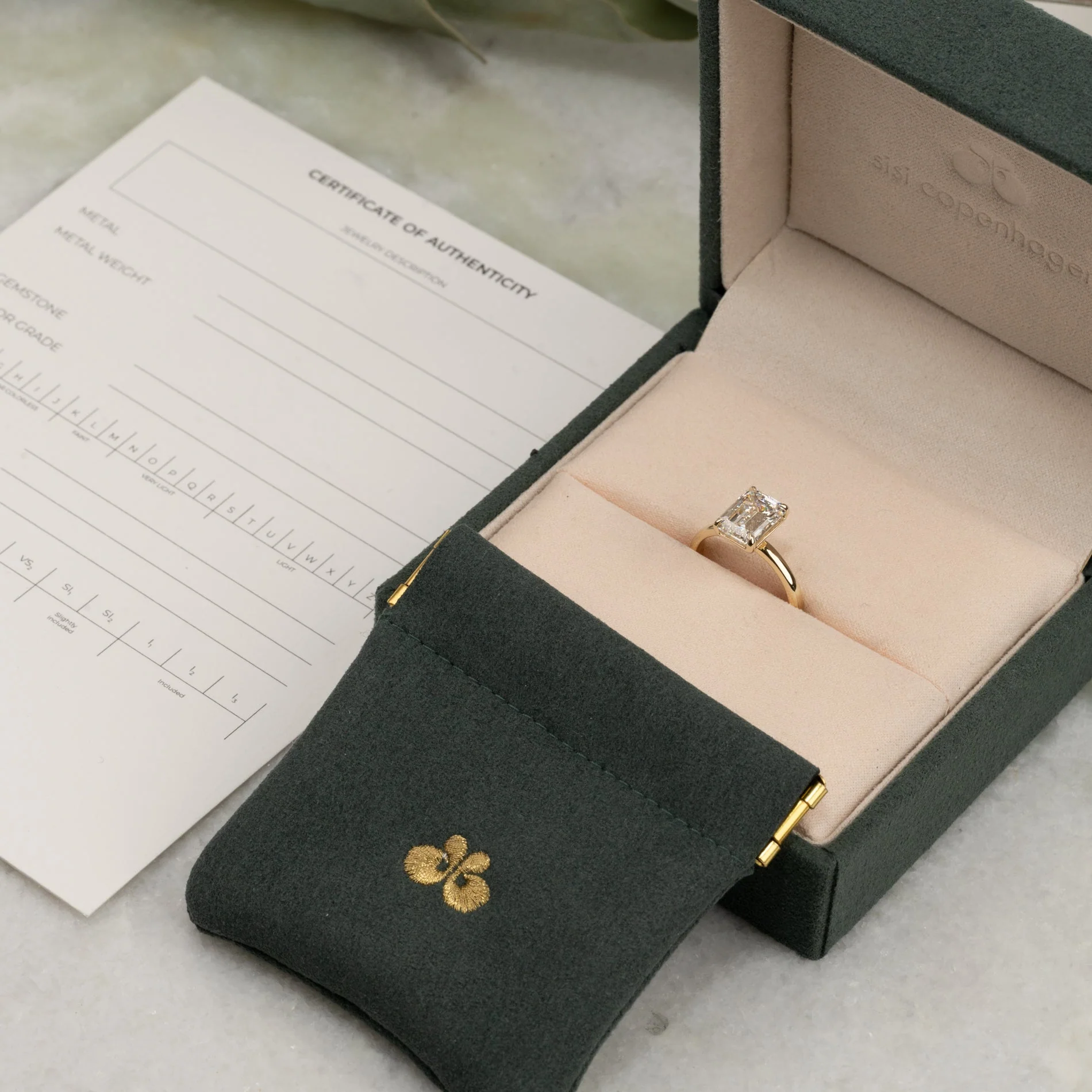 SOLITAIRE EMERALD-CUT LAB-DIAMOND RING - 3.0ct - YG - Image 6