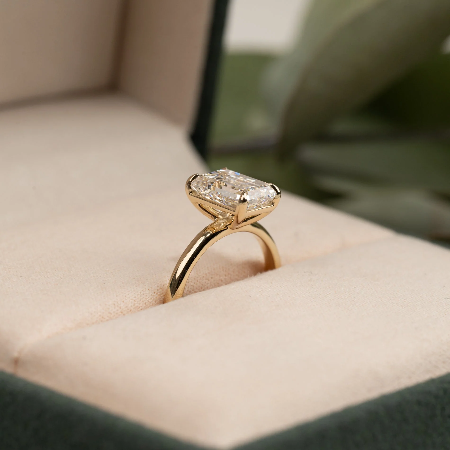 SOLITAIRE EMERALD-CUT LAB-DIAMOND RING - 3.0ct - YG - Image 7