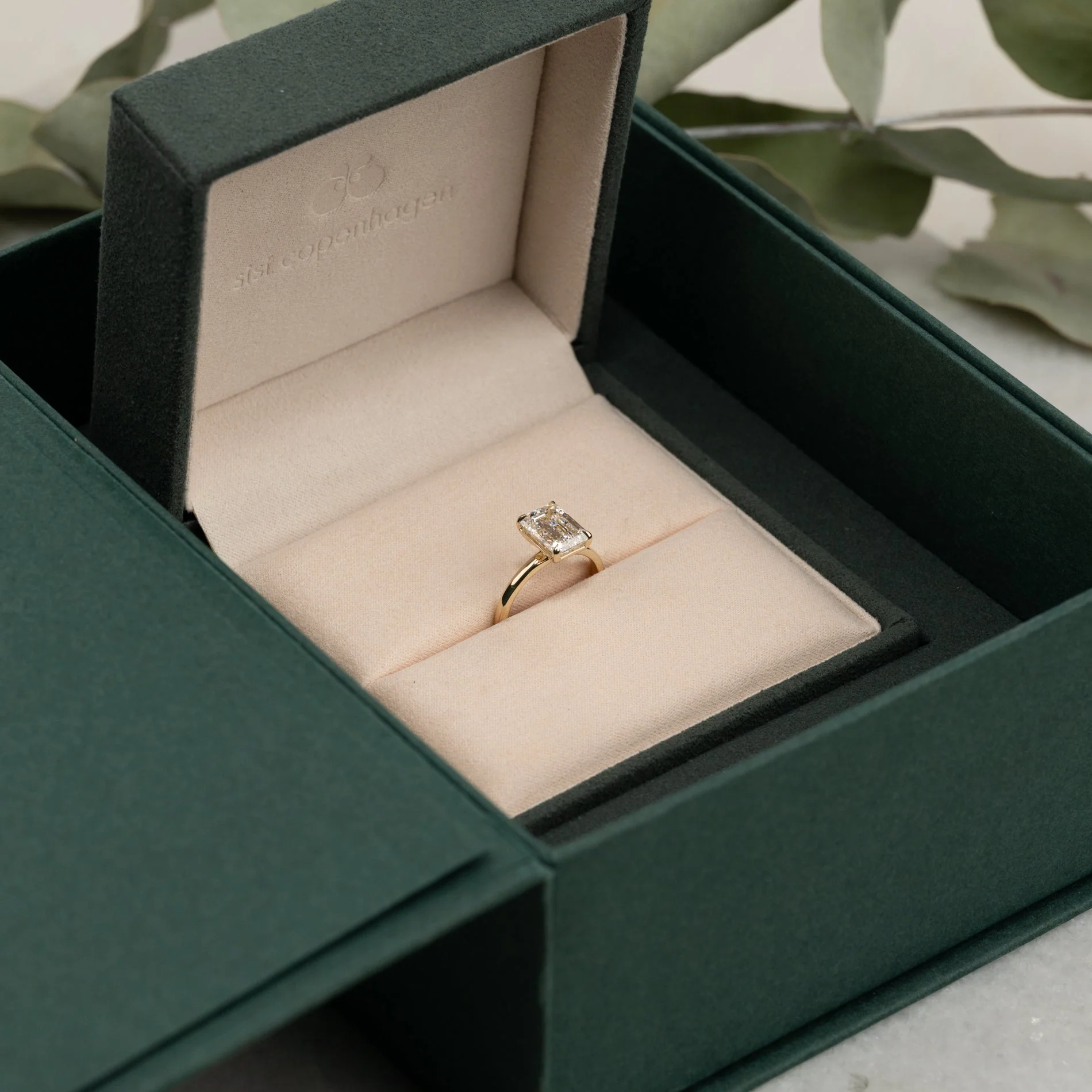 SOLITAIRE EMERALD-CUT LAB-DIAMOND RING - 3.0ct - YG - Image 8