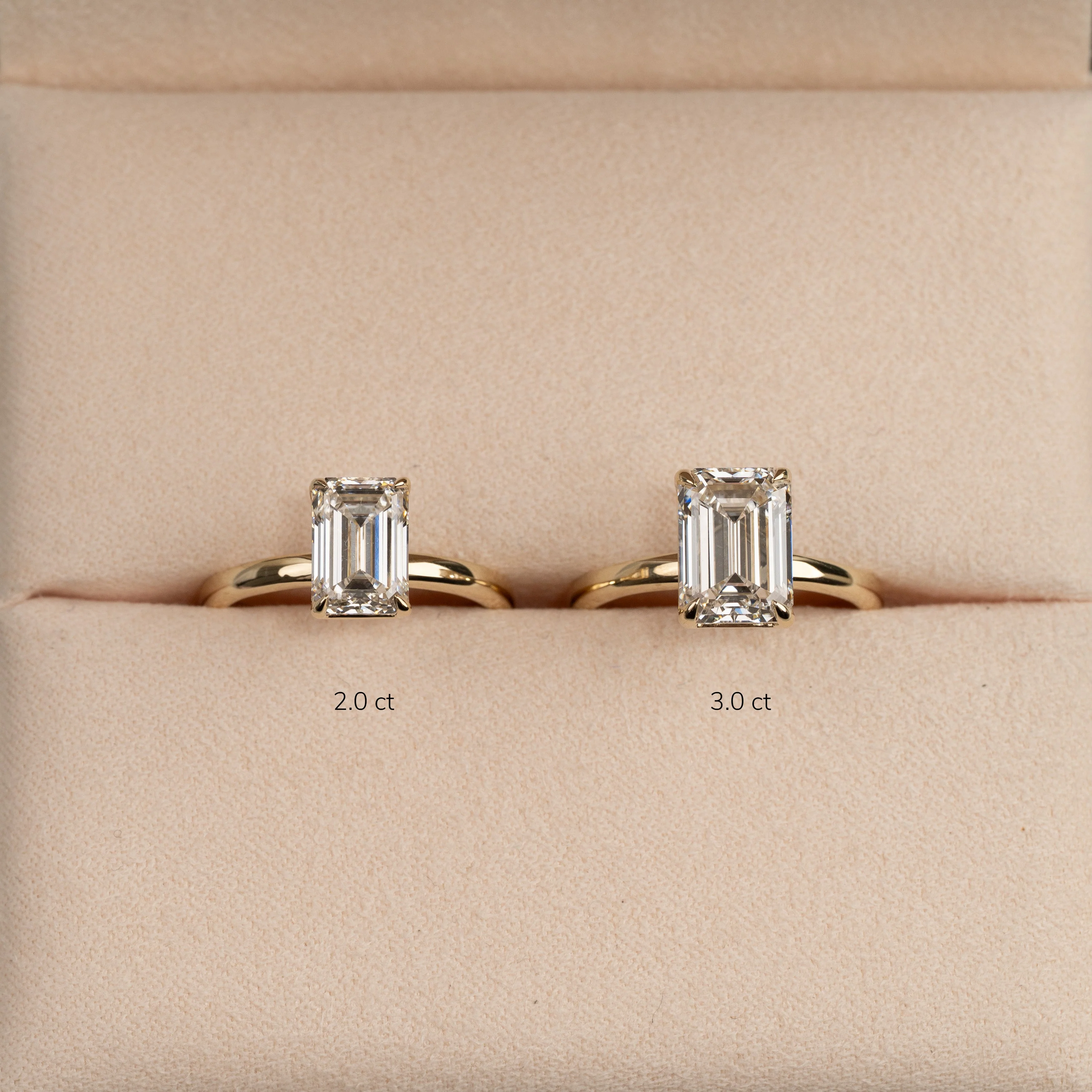 SOLITAIRE EMERALD-CUT LAB-DIAMOND RING - 3.0ct - YG - Image 9
