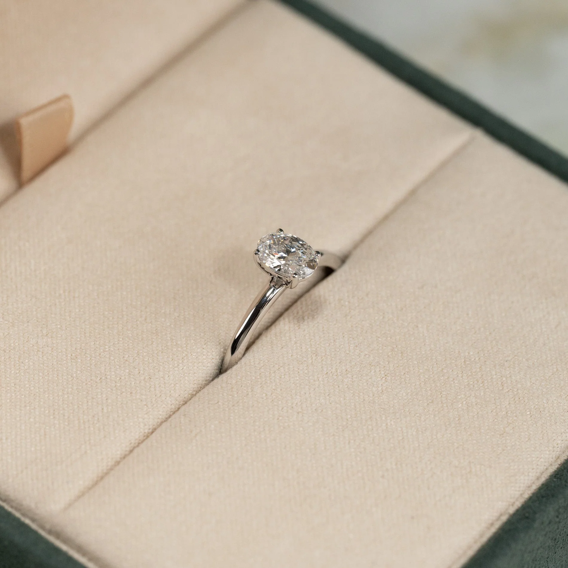 SOLITAIRE OVAL-CUT LAB-DIAMOND RING - 0.75ct - WG