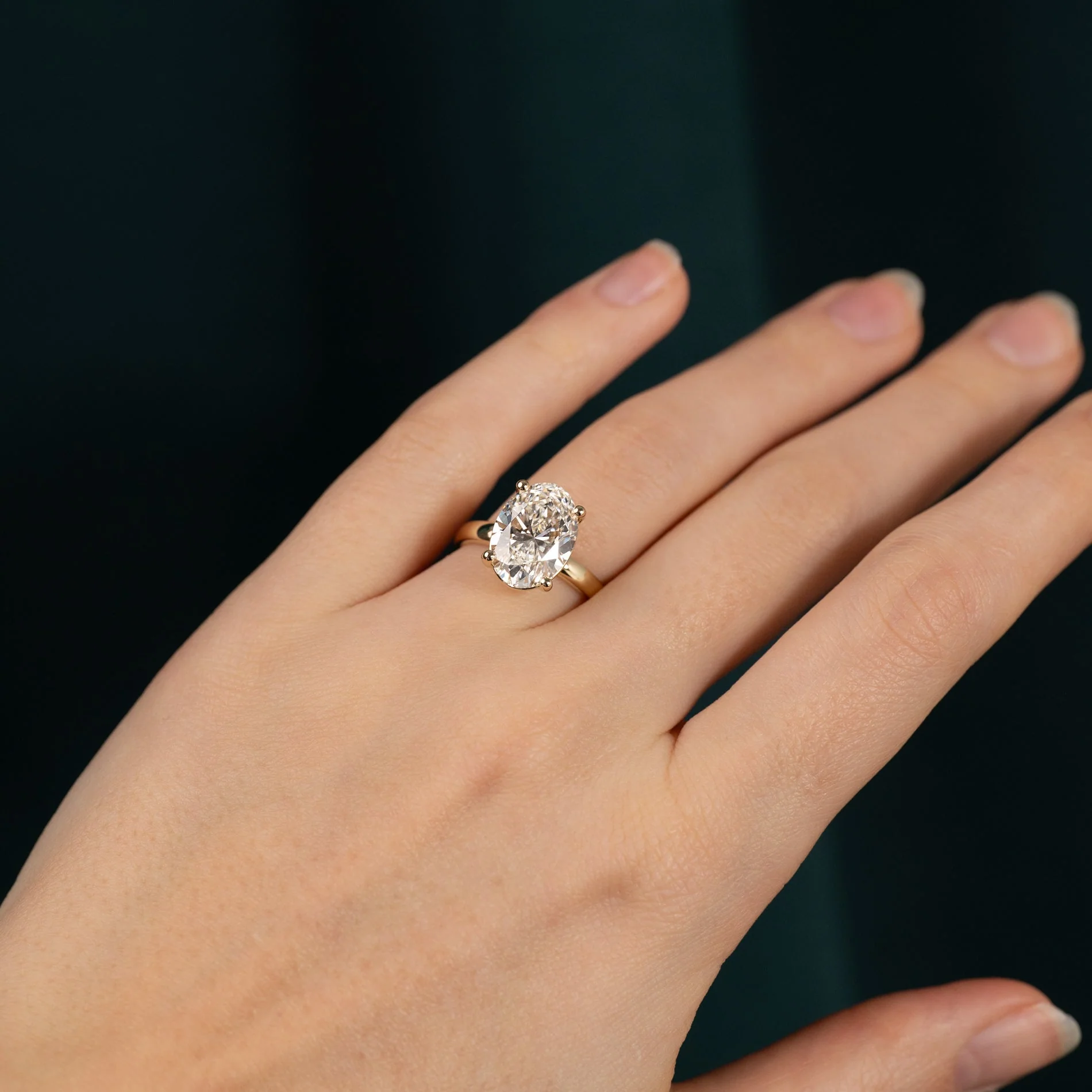 SOLITAIRE OVAL-CUT LAB-DIAMOND RING - 5.0ct - YG - Image 2