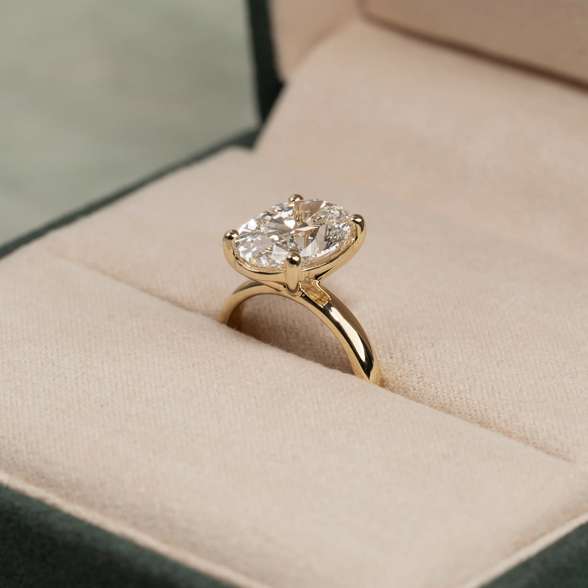 SOLITAIRE OVAL-CUT LAB-DIAMOND RING - 5.0ct - YG - Image 3