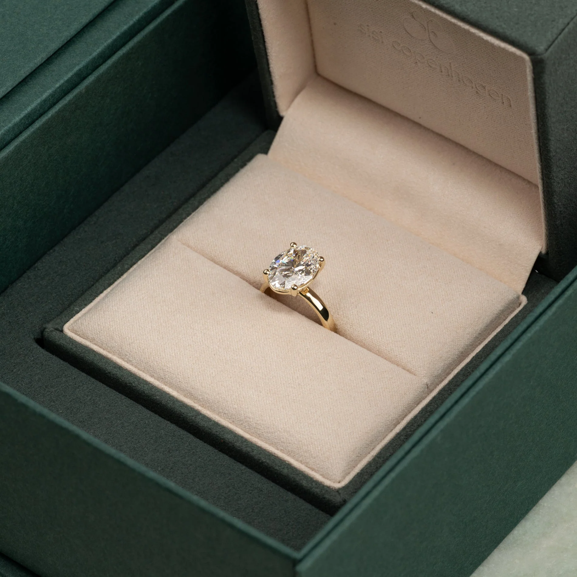 SOLITAIRE OVAL-CUT LAB-DIAMOND RING - 5.0ct - YG - Image 7