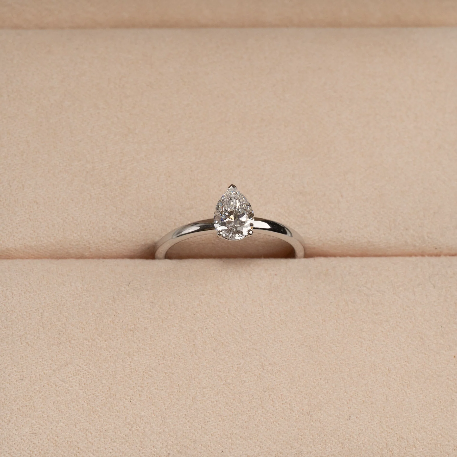 SOLITAIRE PEAR-CUT LAB-DIAMOND RING - 0.75ct - WG - Image 3
