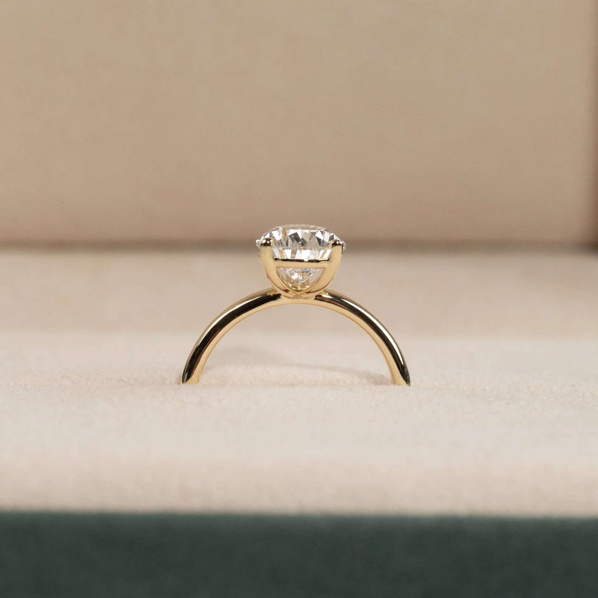 SOLITAIRE PEAR-CUT LAB-DIAMOND RING - 2.5ct - YG - Image 10