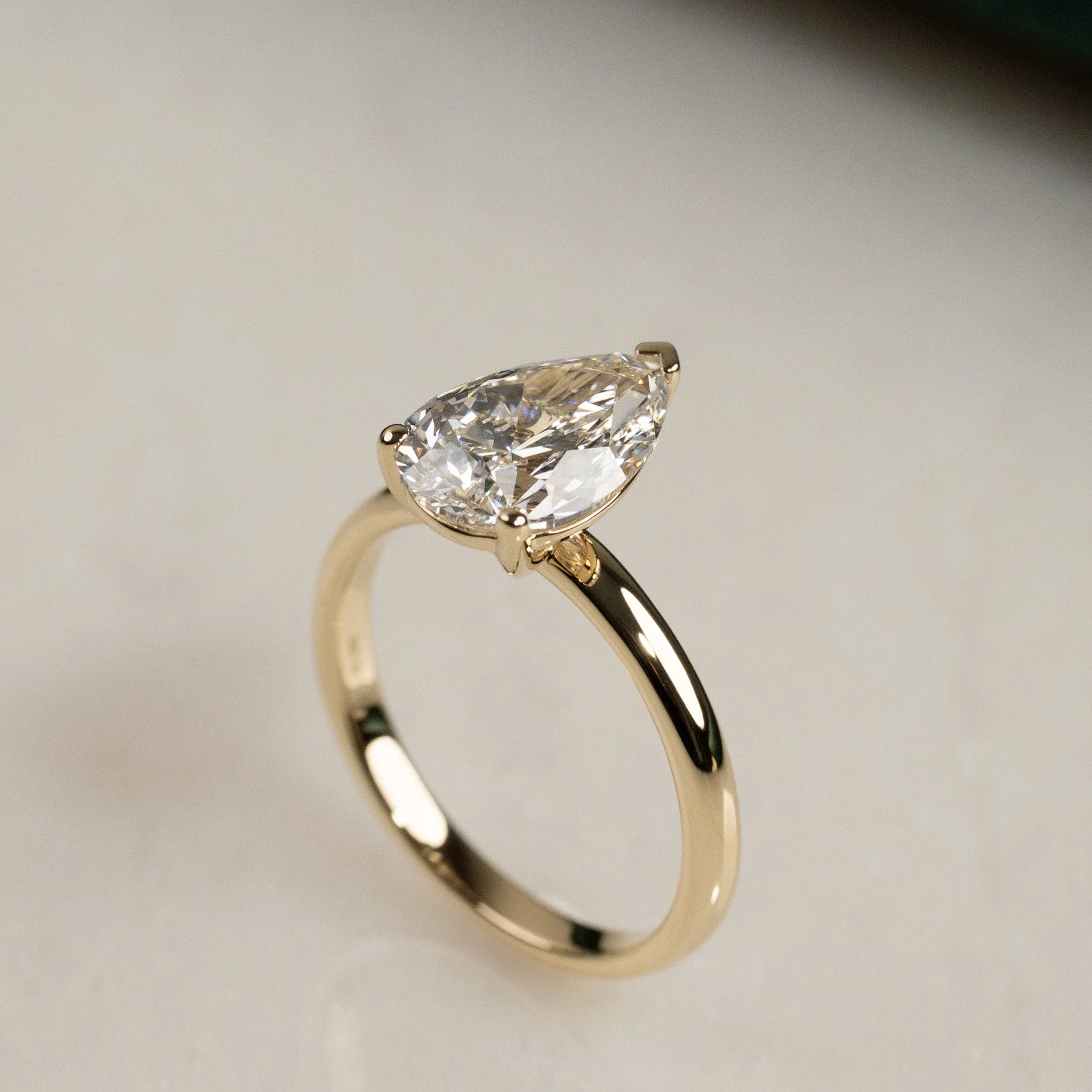 SOLITAIRE PEAR-CUT LAB-DIAMOND RING - 2.5ct - YG - Image 4