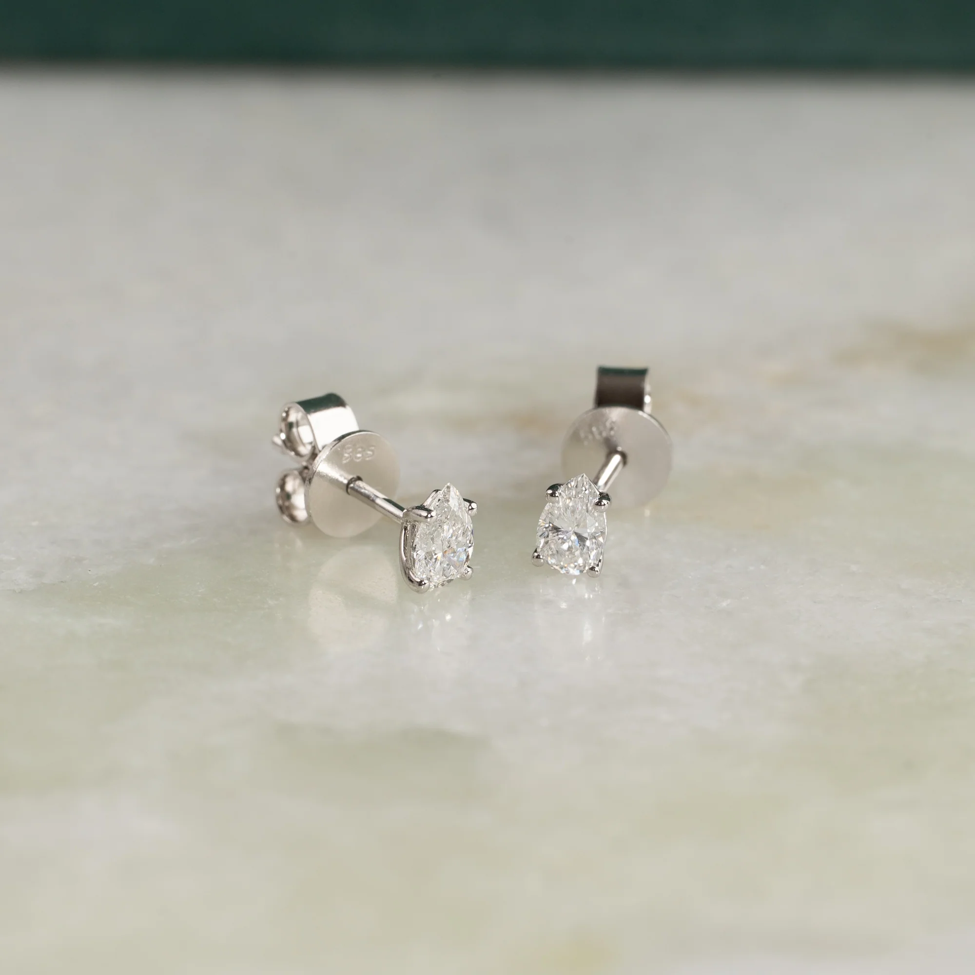SOLITAIRE PEAR-CUT DIAMOND STUD EARRING