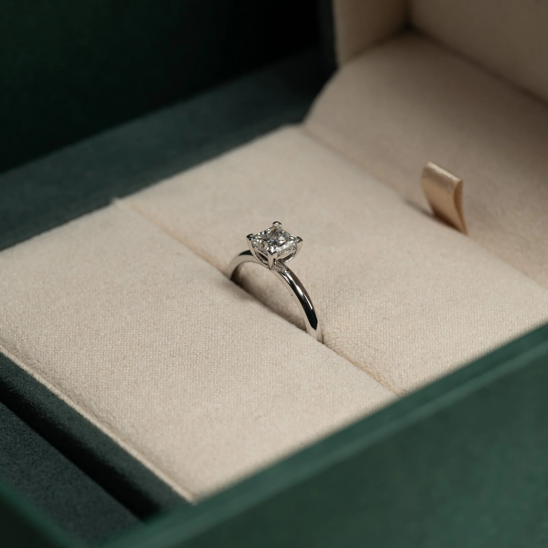SOLITAIRE PRINCESS-CUT LAB-DIAMOND RING - 0.75ct - WG - Image 2