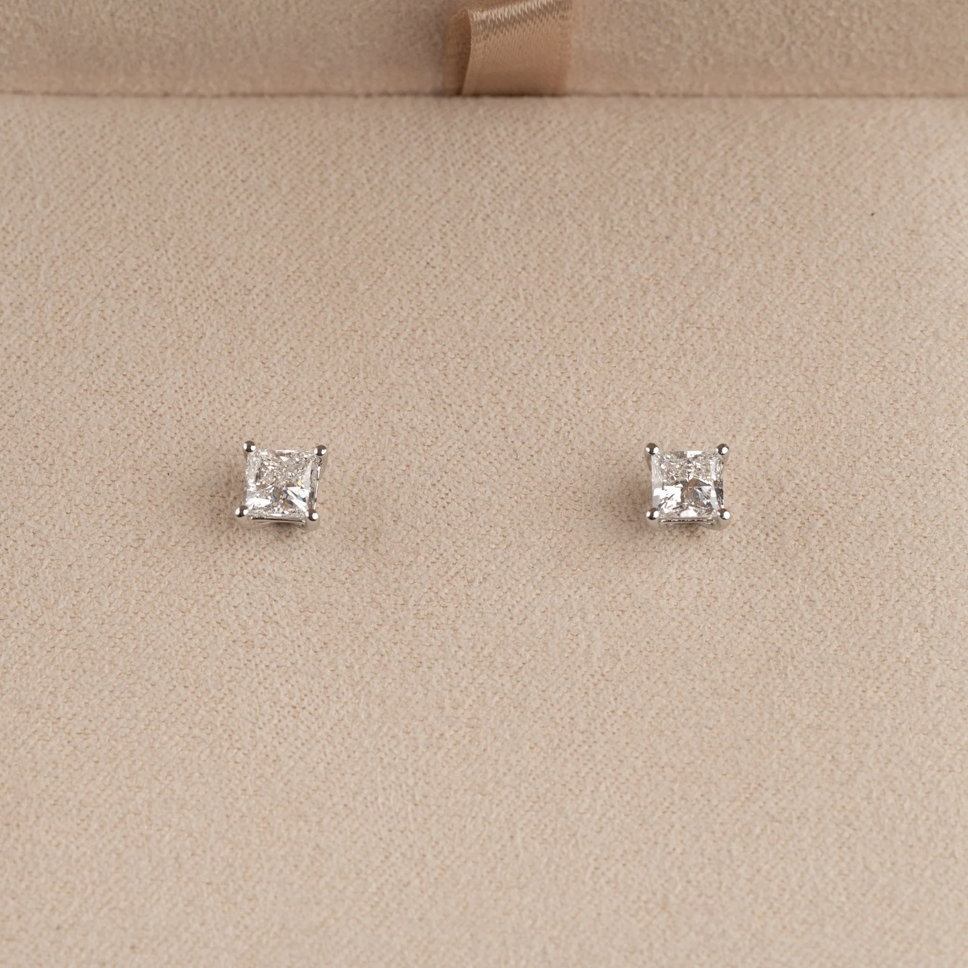SOLITAIRE PRINCESS-CUT LAB-DIAMOND STUD EARRING - 1.15ct - WG - Image 3
