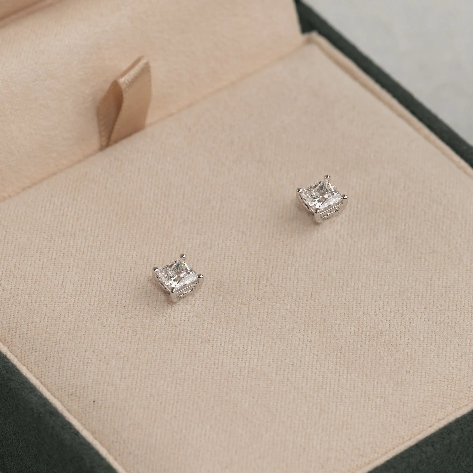 SOLITAIRE PRINCESS-CUT LAB-DIAMOND STUD EARRING - 1.15ct - WG - Image 4
