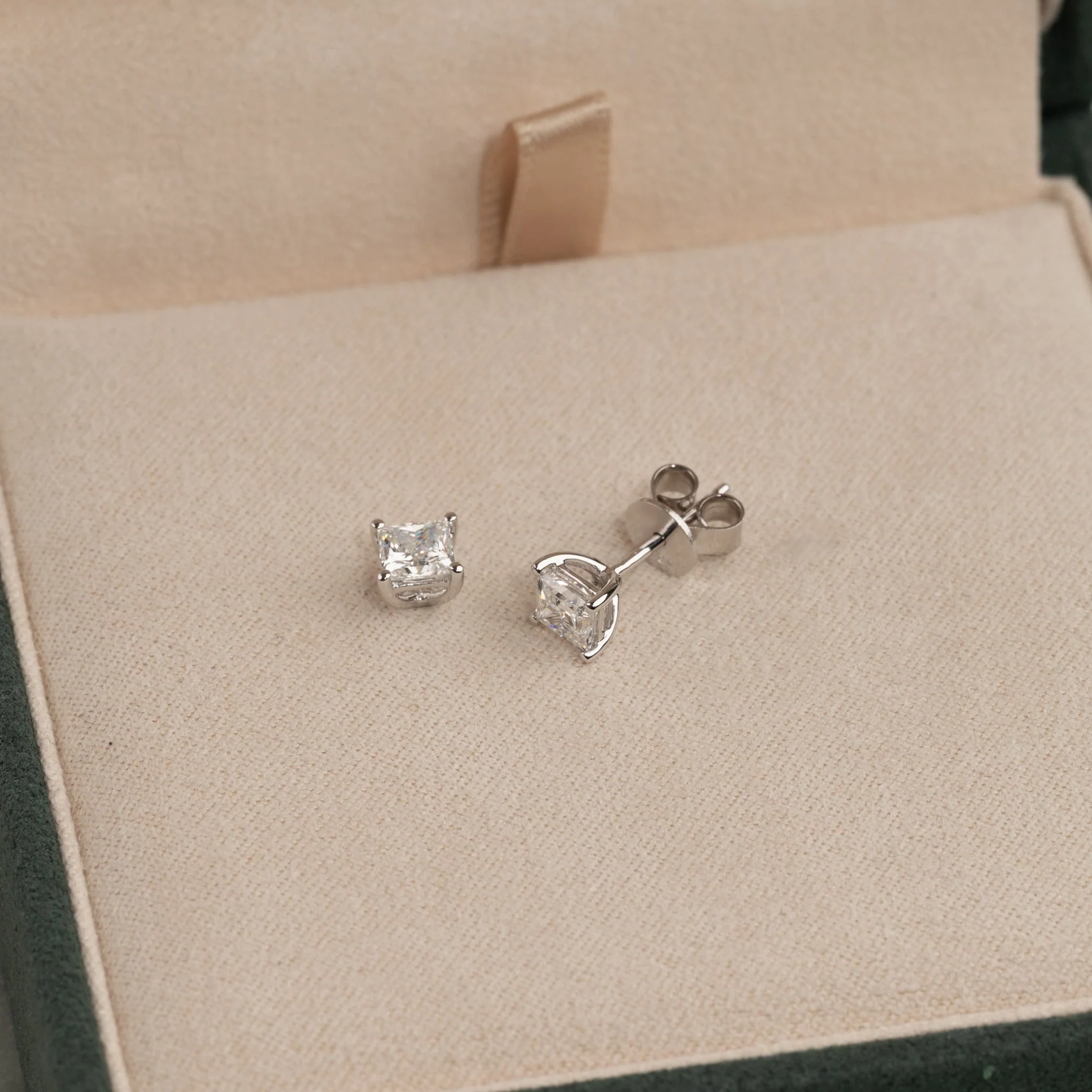 SOLITAIRE PRINCESS-CUT LAB-DIAMOND STUD EARRING - 1.15ct - WG - Image 6