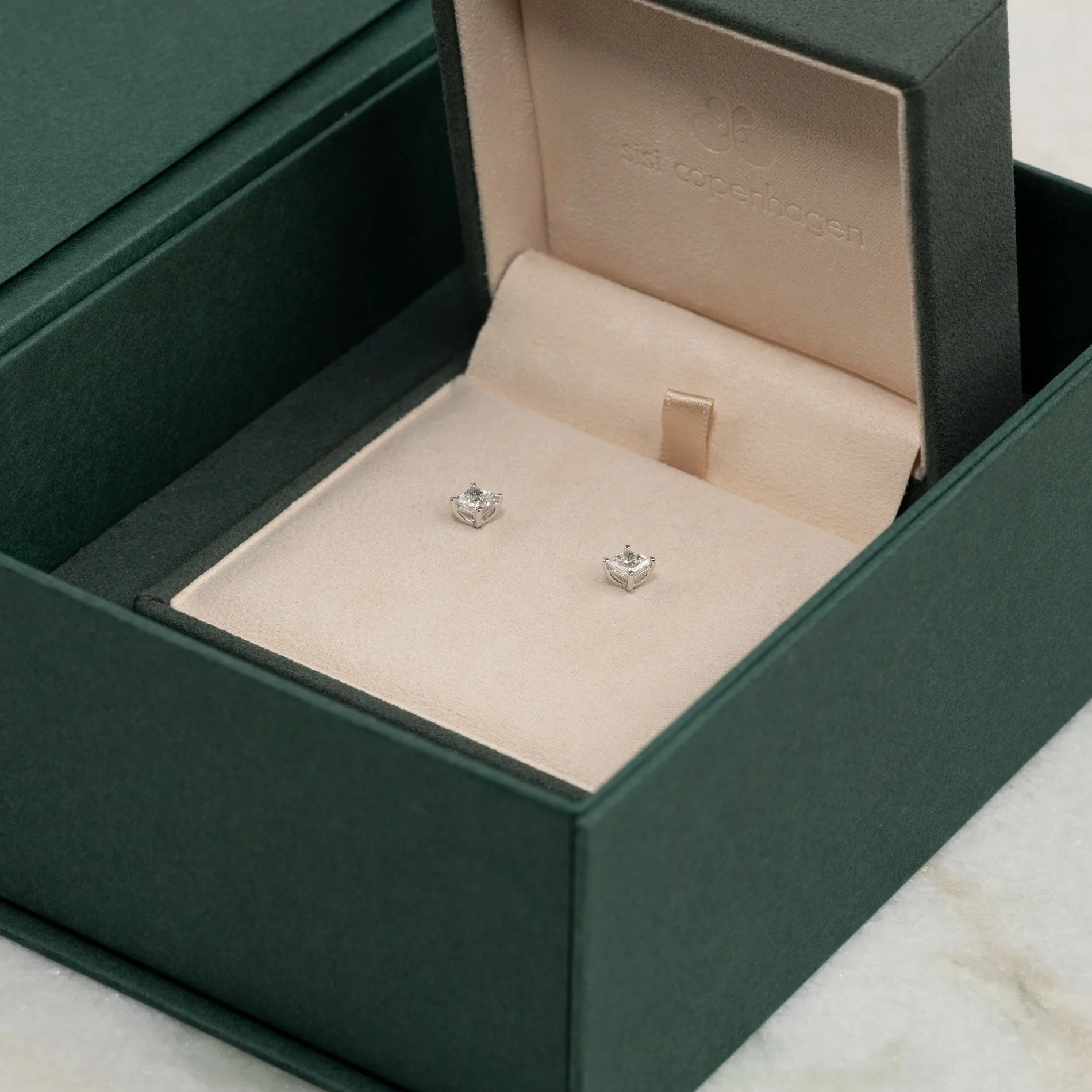 SOLITAIRE PRINCESS-CUT LAB-DIAMOND STUD EARRING - 1.15ct - WG - Image 9