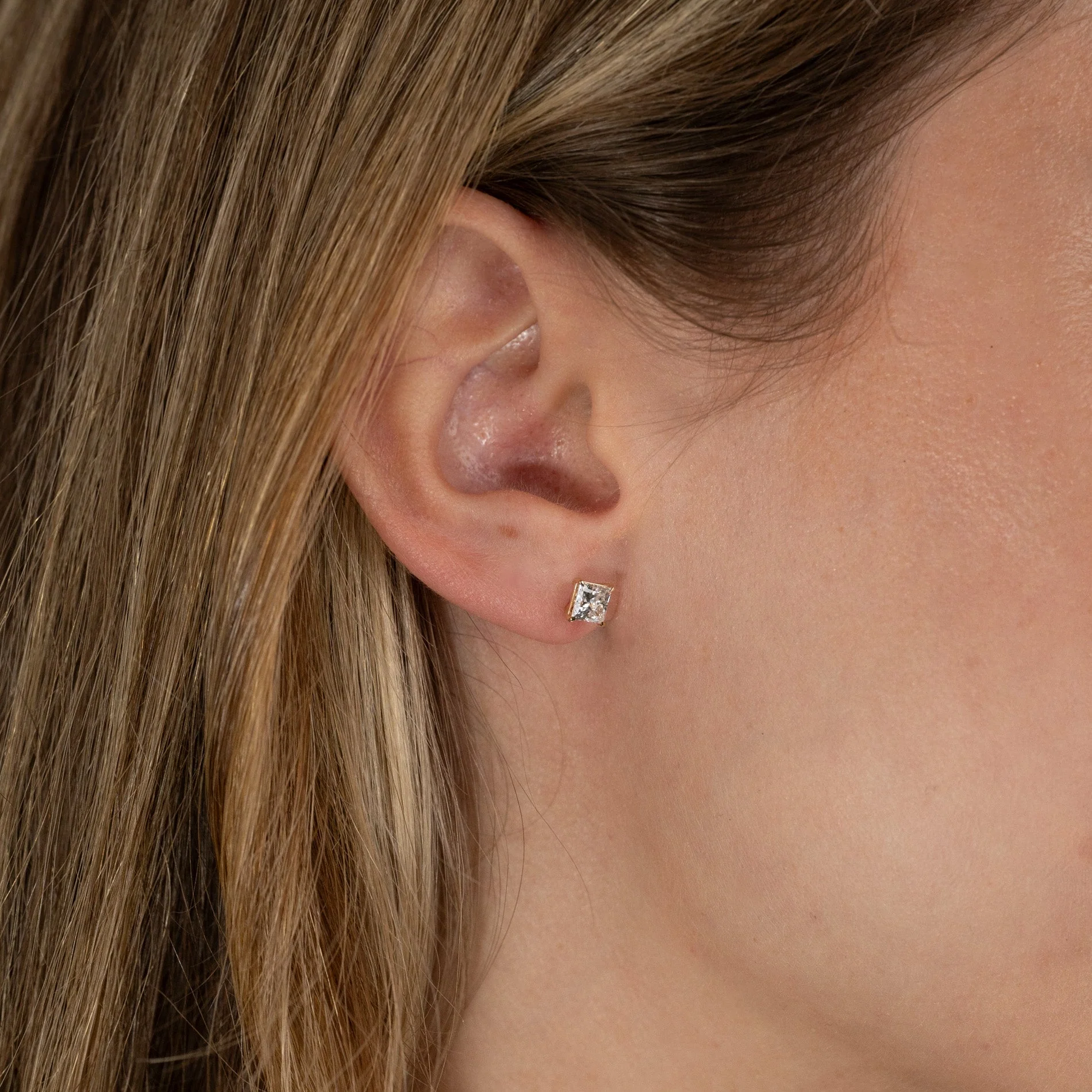 SOLITAIRE PRINCESS-CUT LAB-DIAMOND STUD EARRING - 1.15ct - YG - Image 3