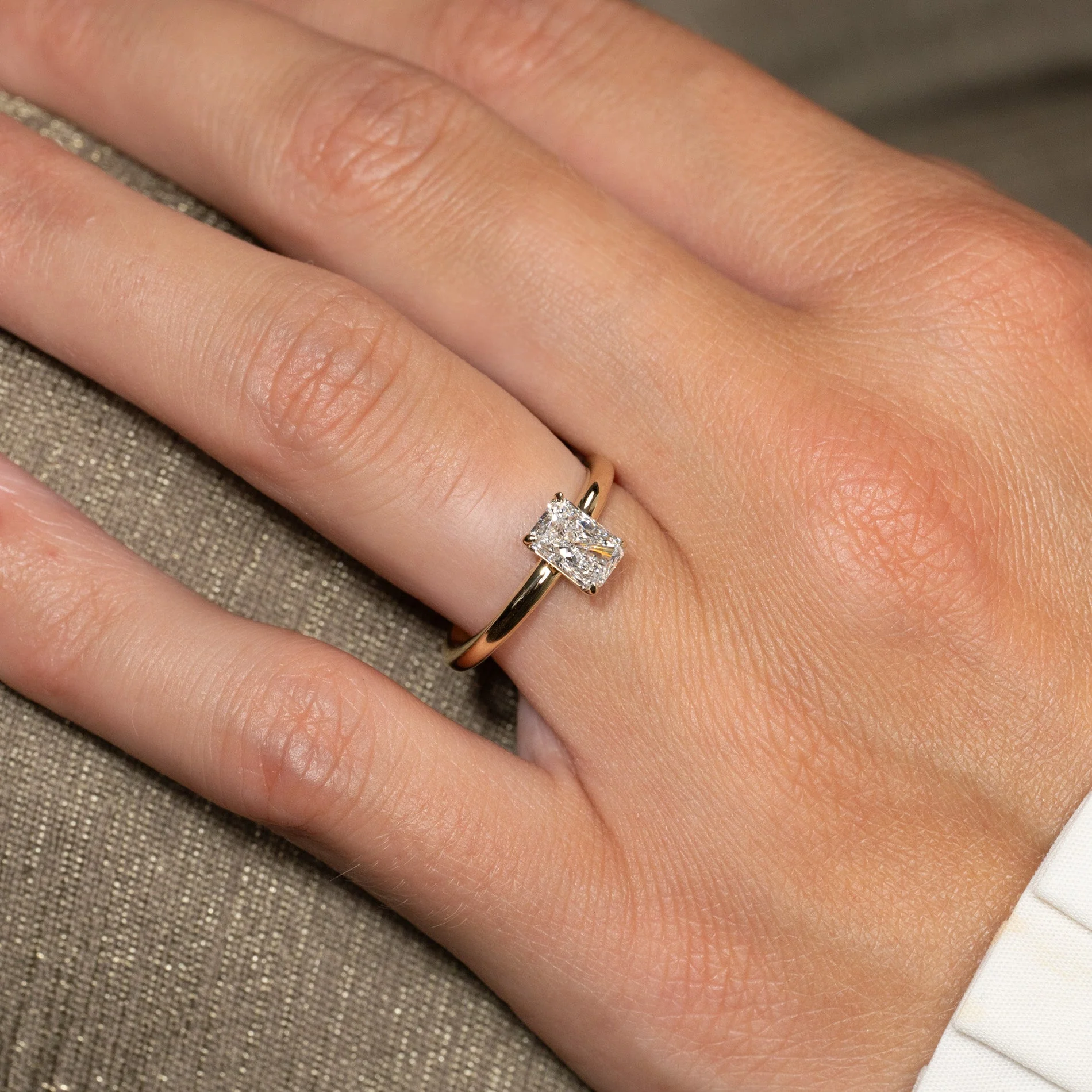 SOLITAIRE RADIANT-CUT LAB-DIAMOND RING - 0.75ct - YG - Image 2