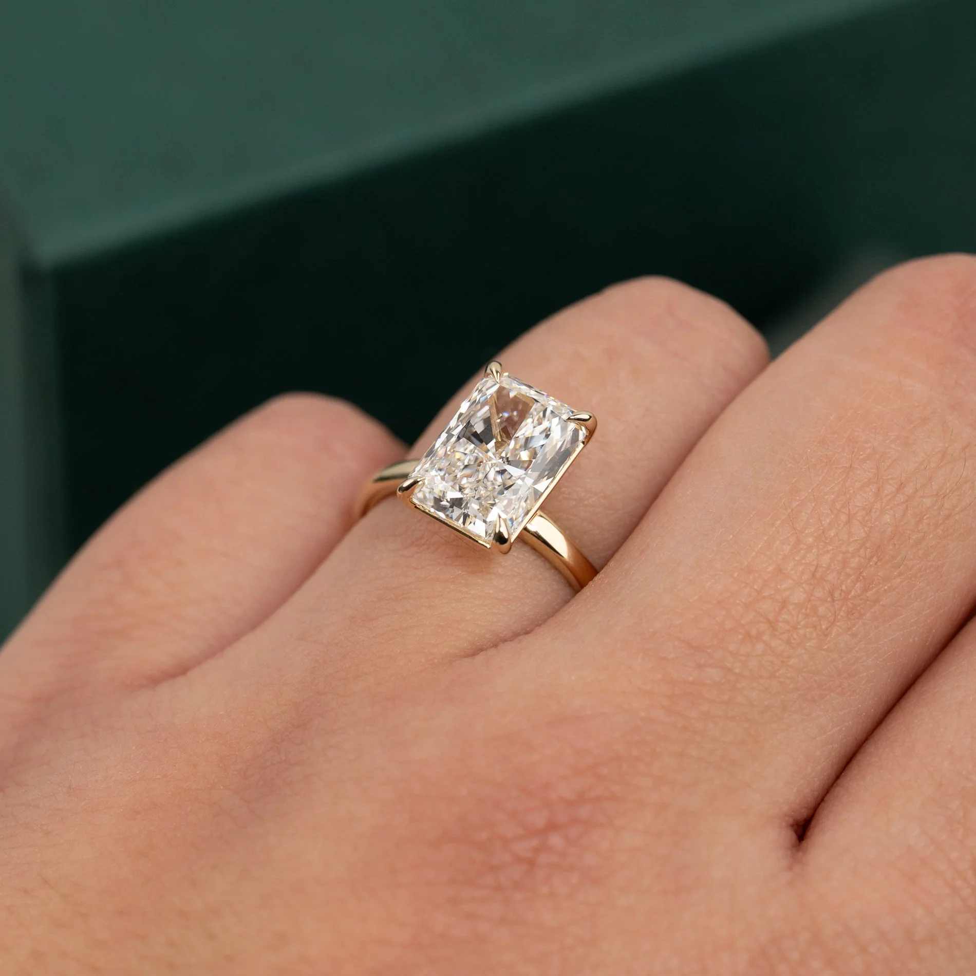 SOLITAIRE RADIANT-CUT LAB-DIAMOND RING - 3.0ct - YG - Image 2