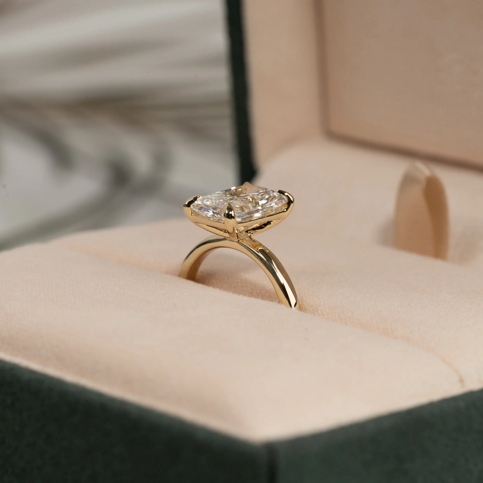 SOLITAIRE RADIANT-CUT LAB-DIAMOND RING - 3.0ct - YG - Image 3