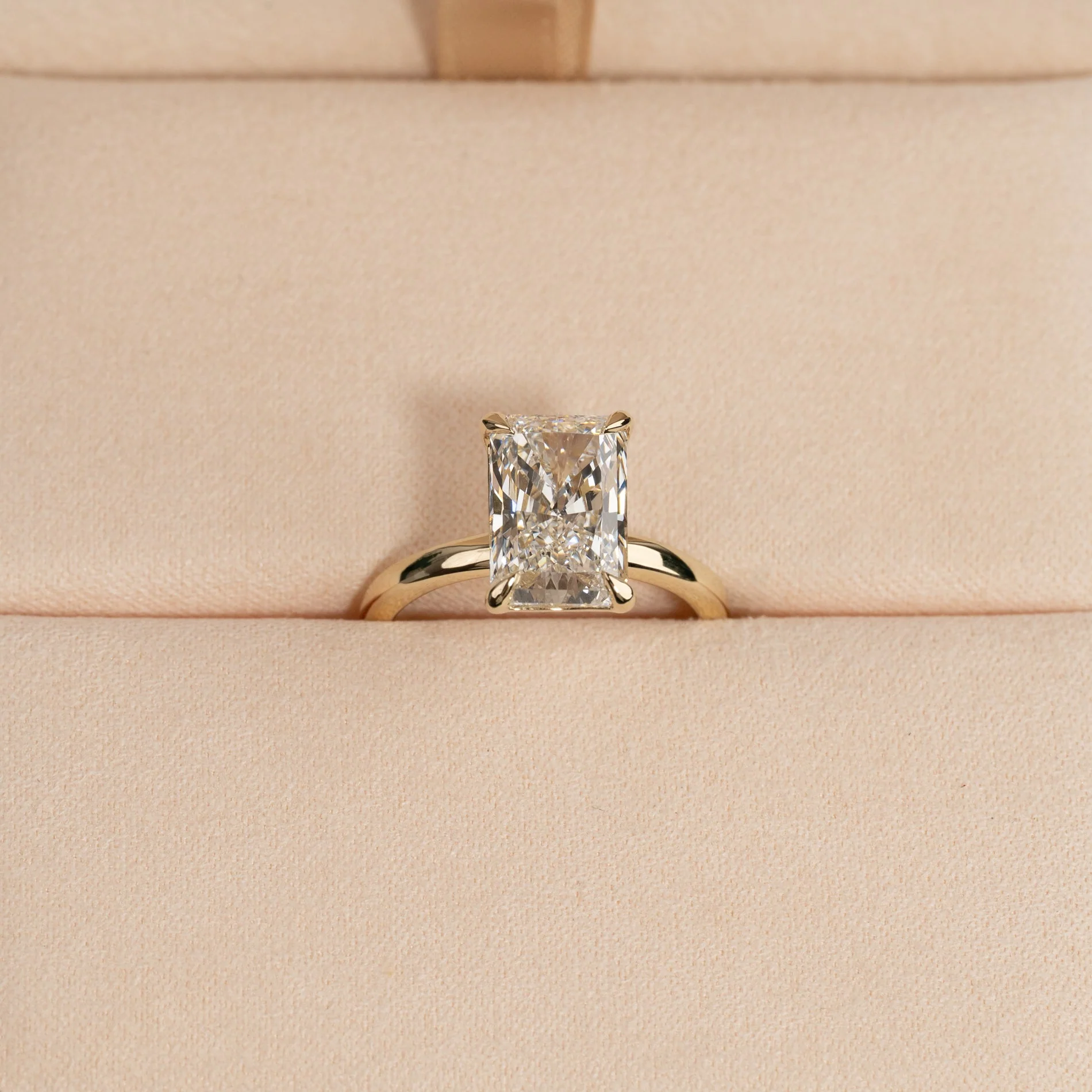 SOLITAIRE RADIANT-CUT LAB-DIAMOND RING - 3.0ct - YG - Image 4