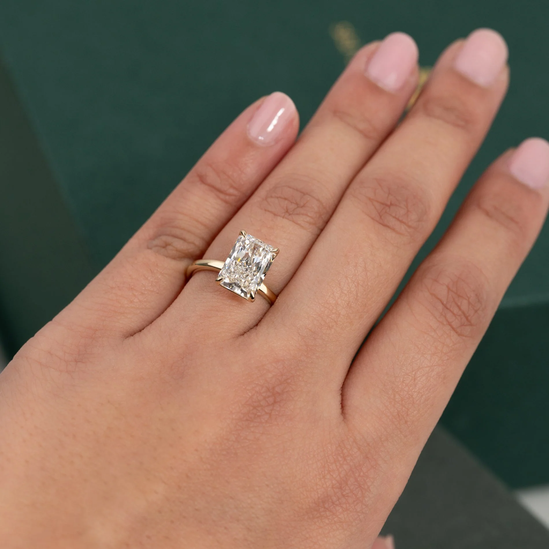 SOLITAIRE RADIANT-CUT LAB-DIAMOND RING - 3.0ct - YG - Image 5