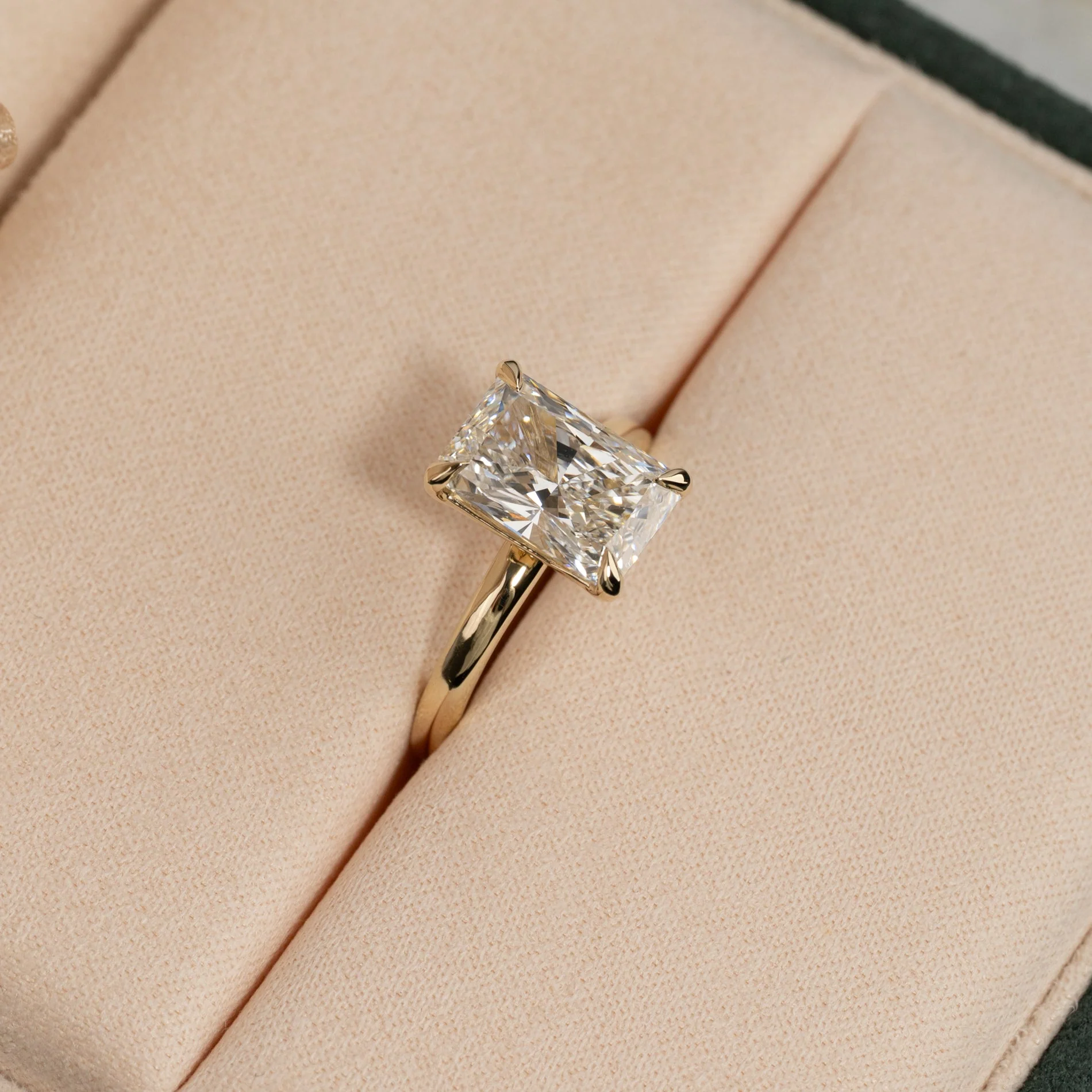 SOLITAIRE RADIANT-CUT LAB-DIAMOND RING - 3.0ct - YG - Image 7