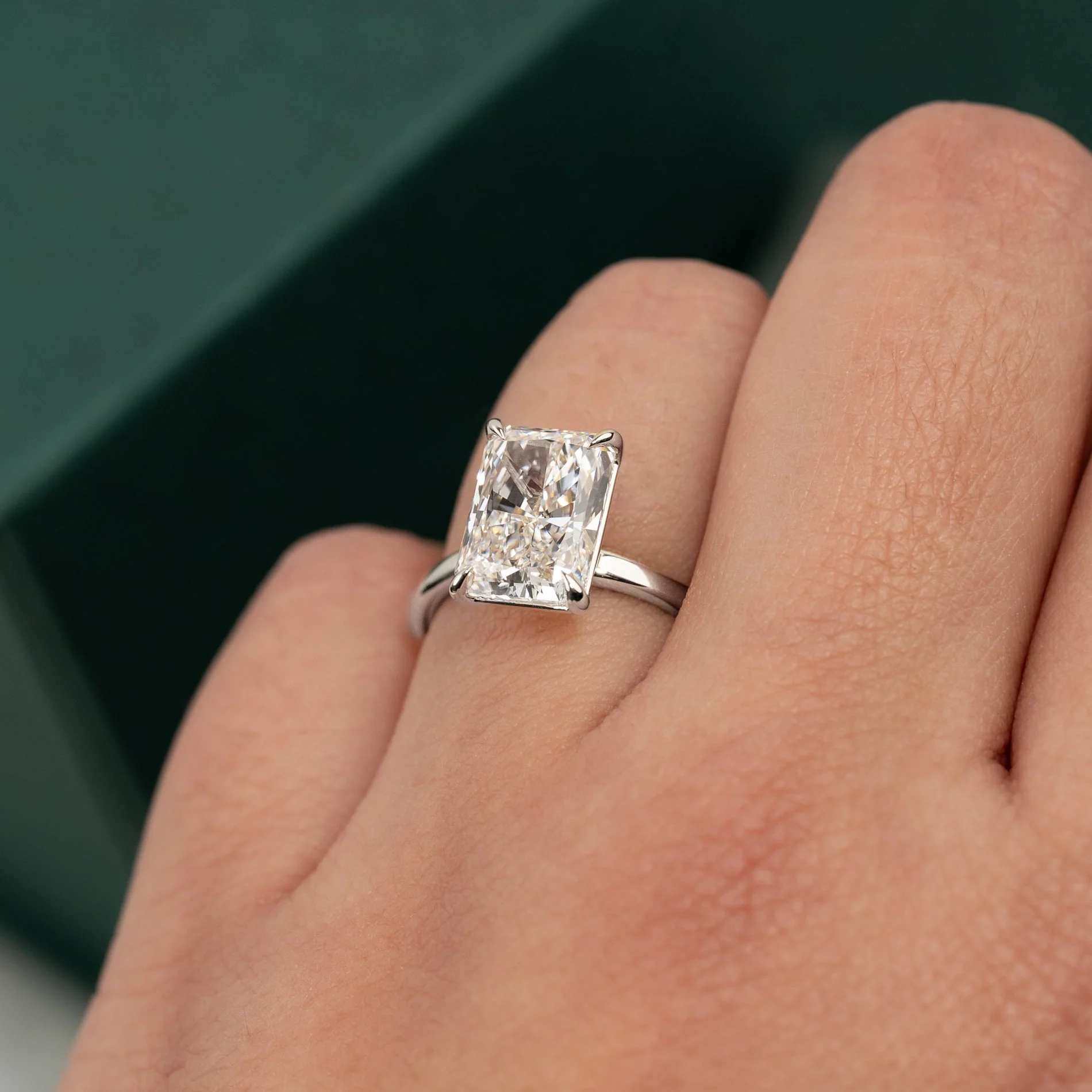 SOLITAIRE RADIANT-CUT LAB-DIAMOND RING - 3.0ct - WG - Image 2