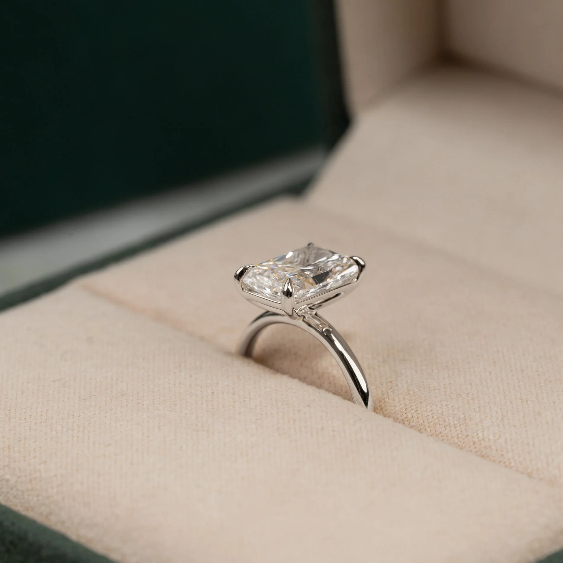 SOLITAIRE RADIANT-CUT LAB-DIAMOND RING - 3.0ct - WG - Image 3