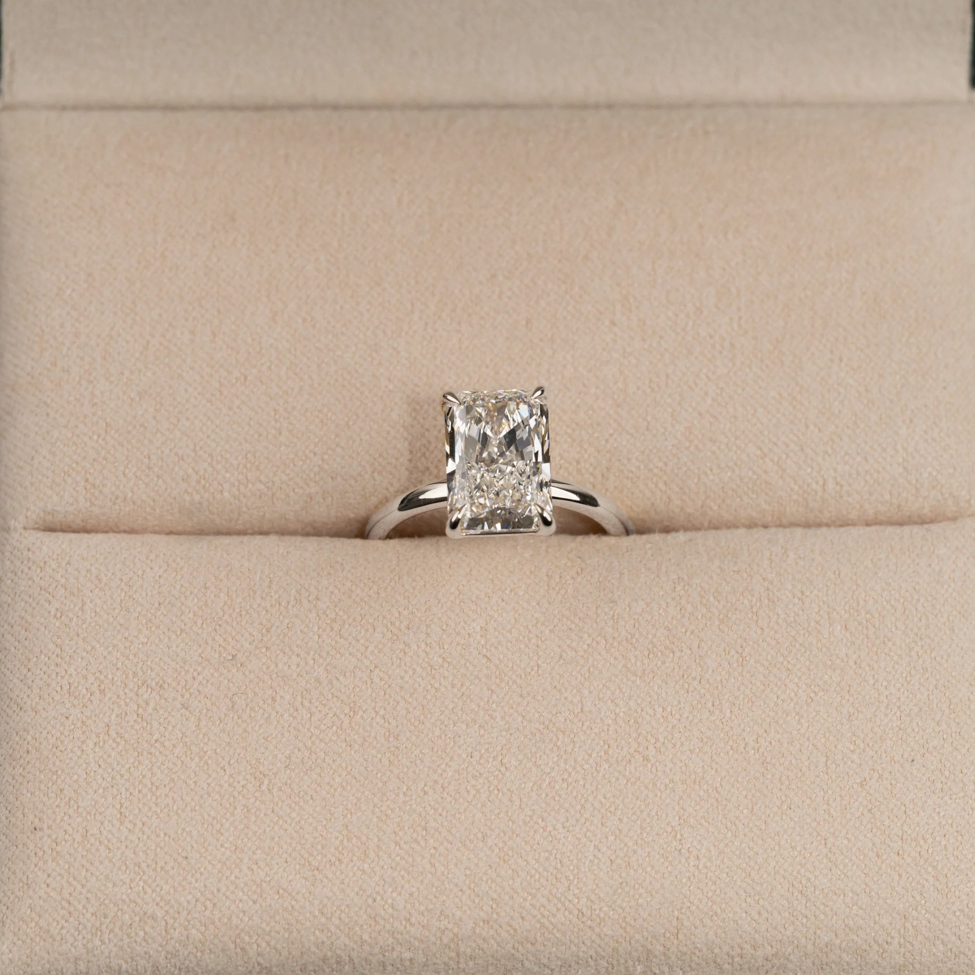 SOLITAIRE RADIANT-CUT LAB-DIAMOND RING - 3.0ct - WG - Image 4