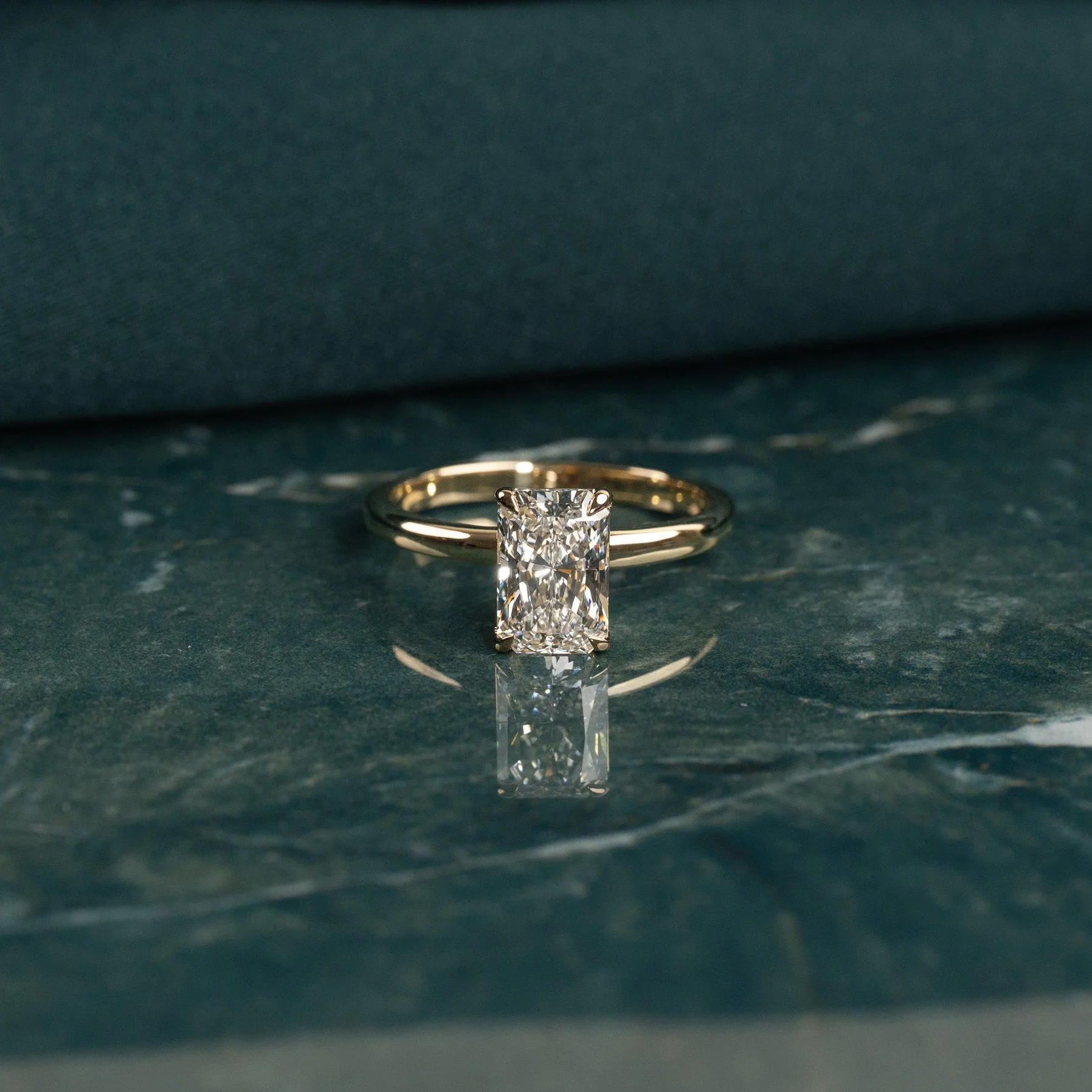SOLITAIRE RADIANT-CUT LAB-DIAMOND RING - 2.0ct - YG