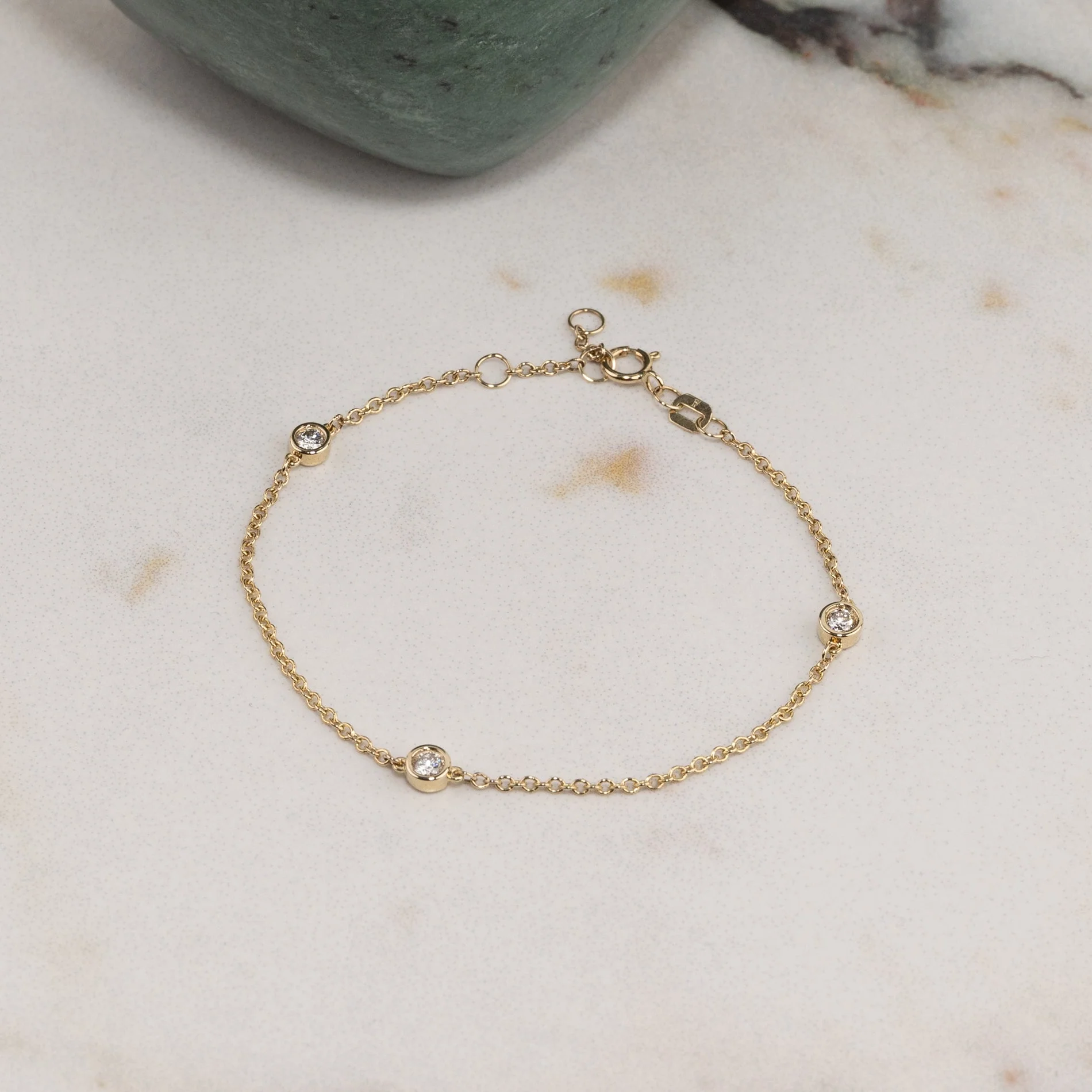 THREE STONE BEZEL-SET LAB-DIAMOND BRACELET - 0.30ct - YG