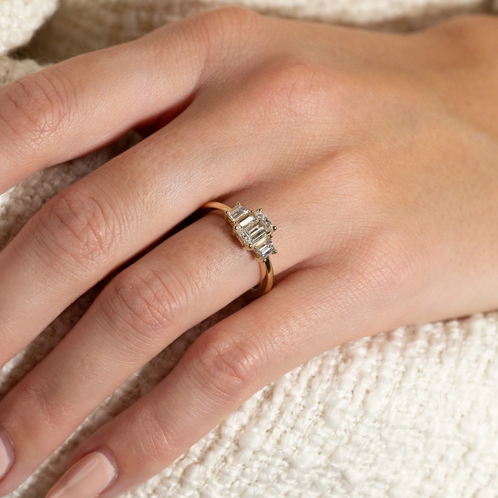 THREE-STONE EMERALD-CUT LAB-DIAMOND RING - 1.5ct - YG - Image 2