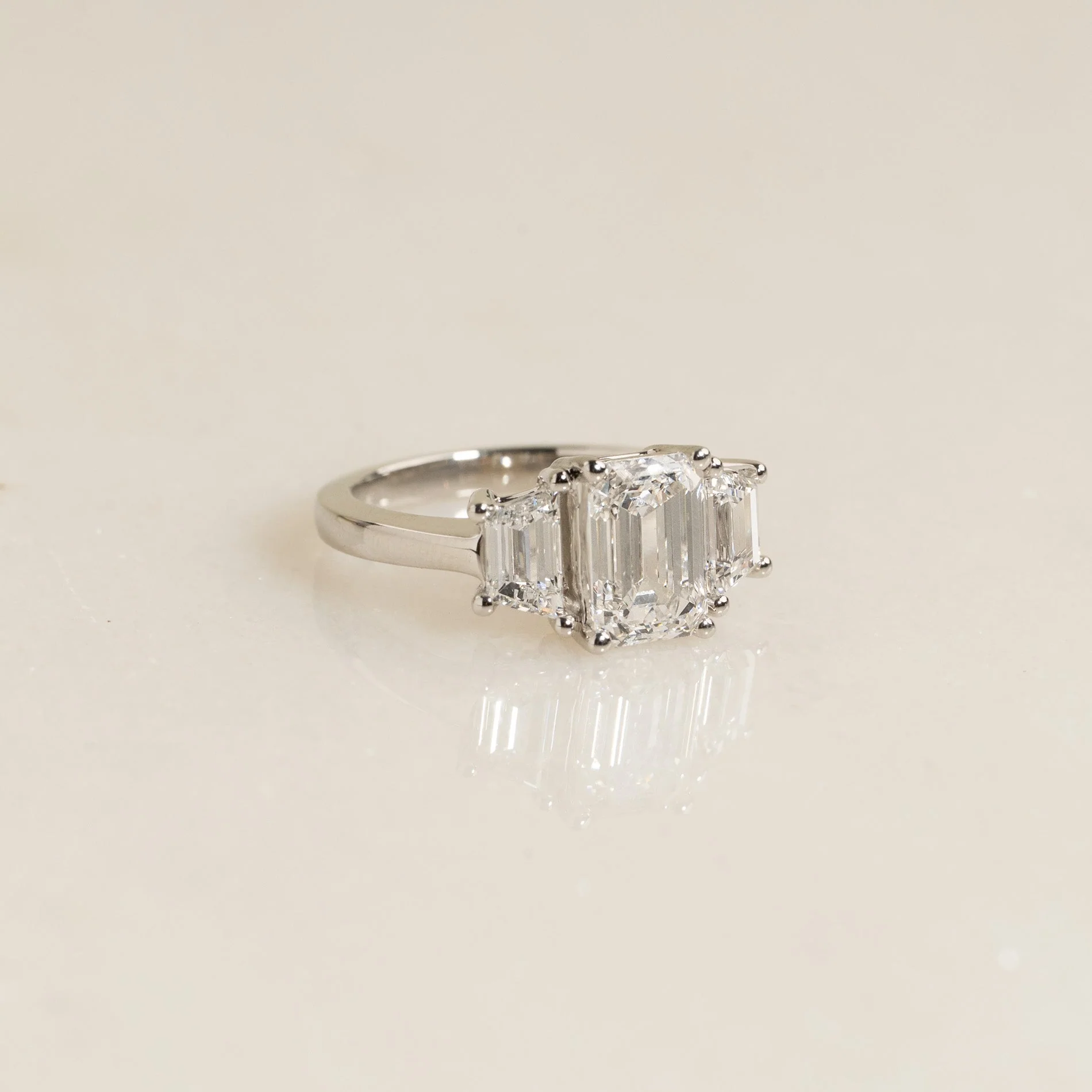 THREE STONE EMERALD-CUT DIAMOND RING - 3.0ct - Image 2
