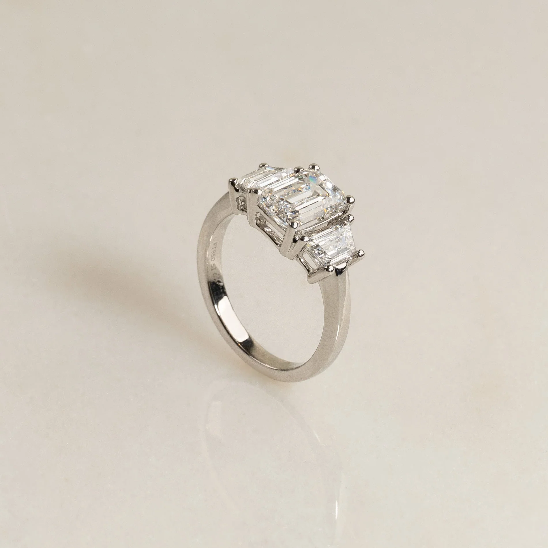 THREE STONE EMERALD-CUT DIAMOND RING - 3.0ct - Image 3