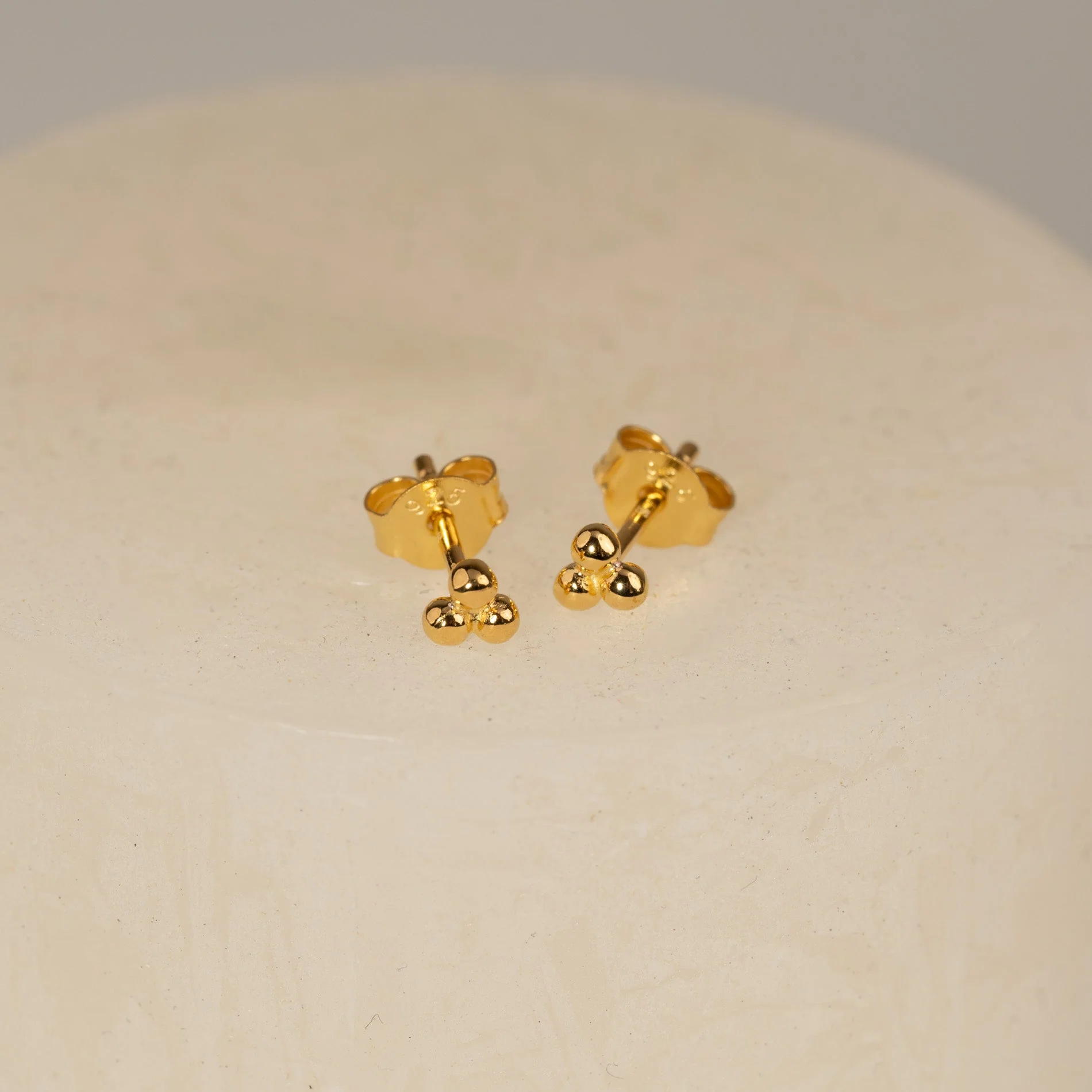 TRIA DOT GOLDEN EARRING