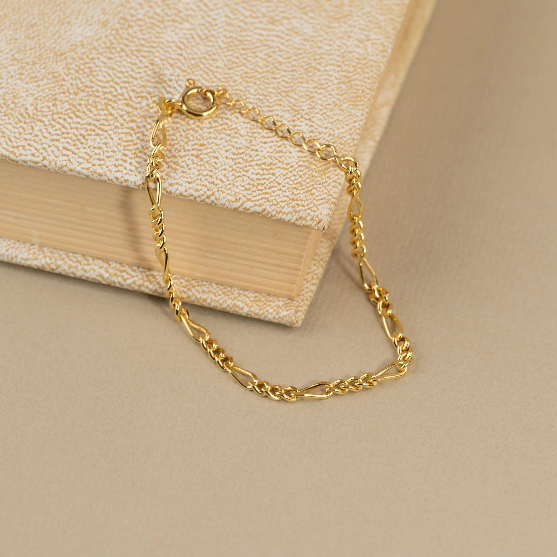 UMA MEDIUM FIGARO GOLDEN BRACELET - Image 2