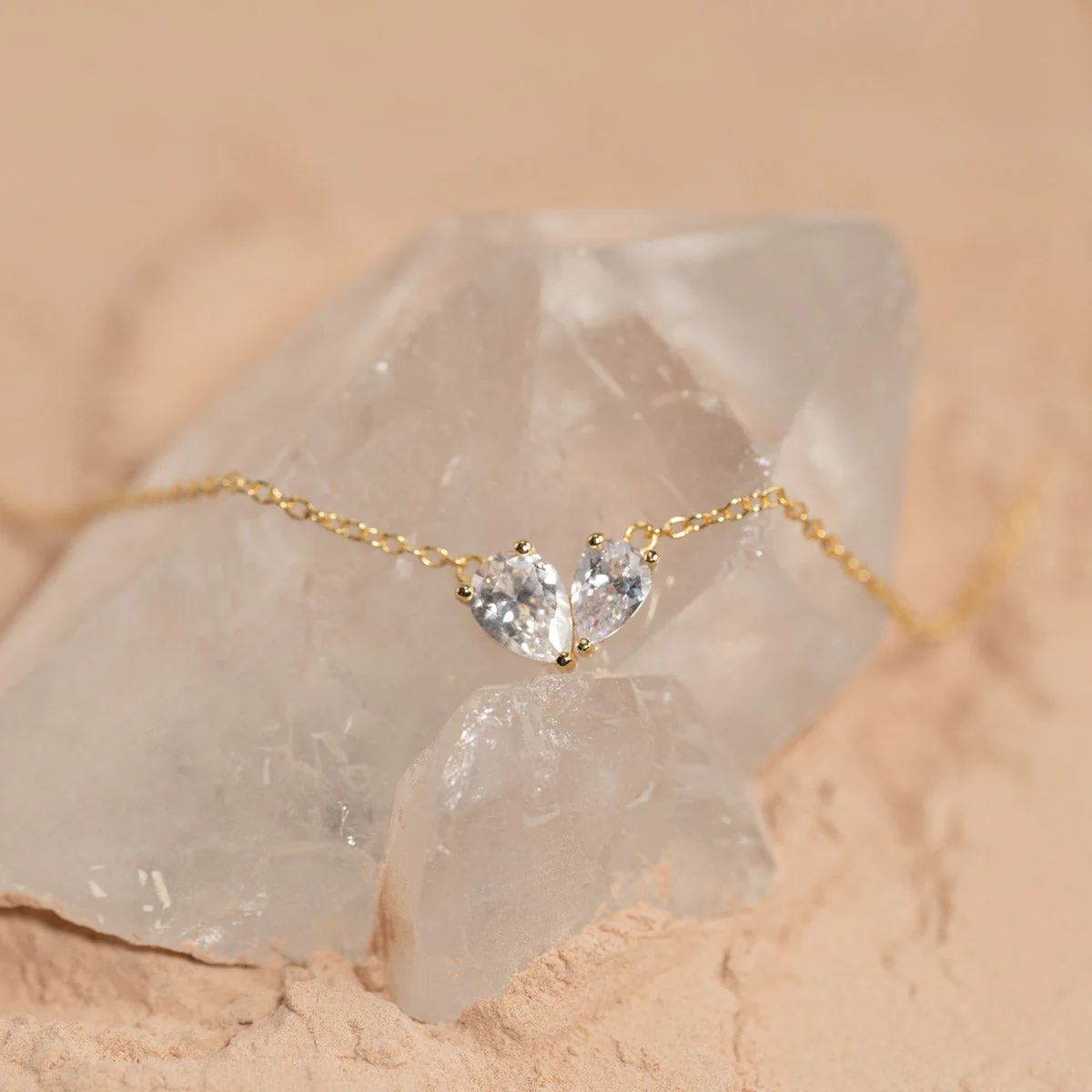 VERA CRYSTAL GOLDEN NECKLACE