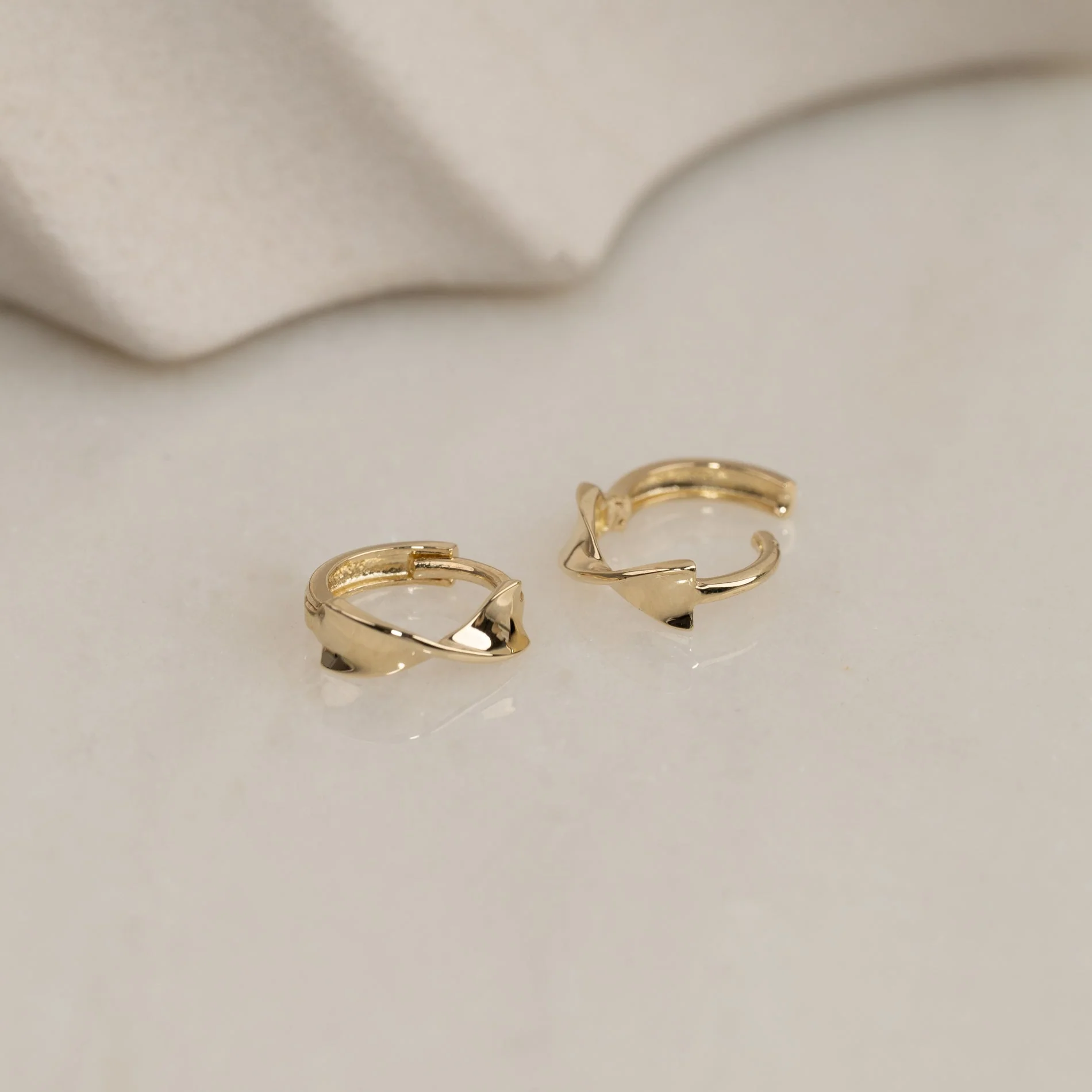 WILLA SOLID GOLD HUGGIE EARRING - Image 3