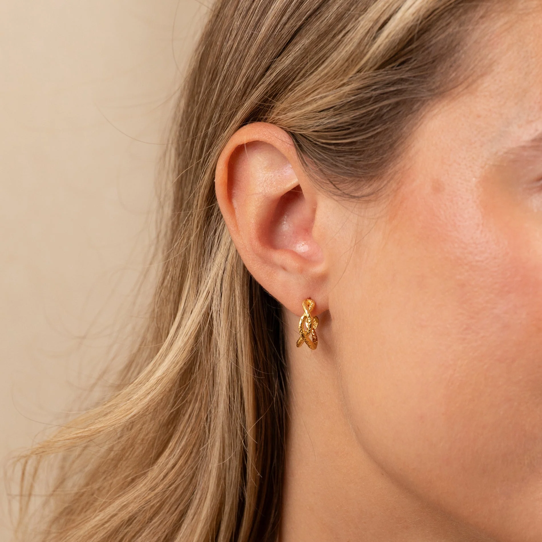 WINNIE SMALL GOLDEN CREOL EARRING - Image 4