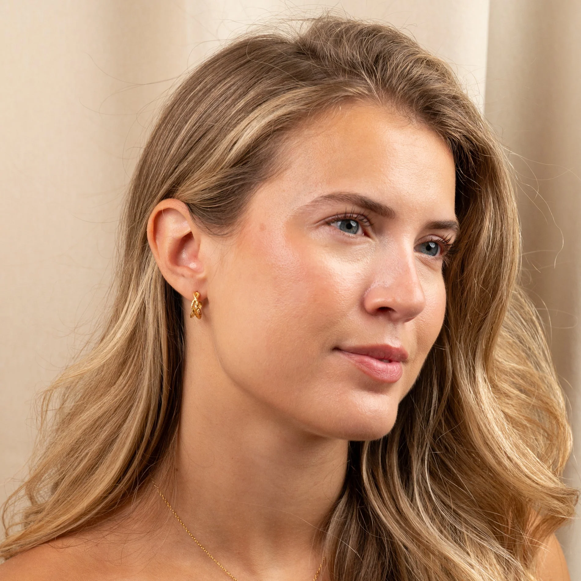 WINNIE SMALL GOLDEN CREOL EARRING - Image 6